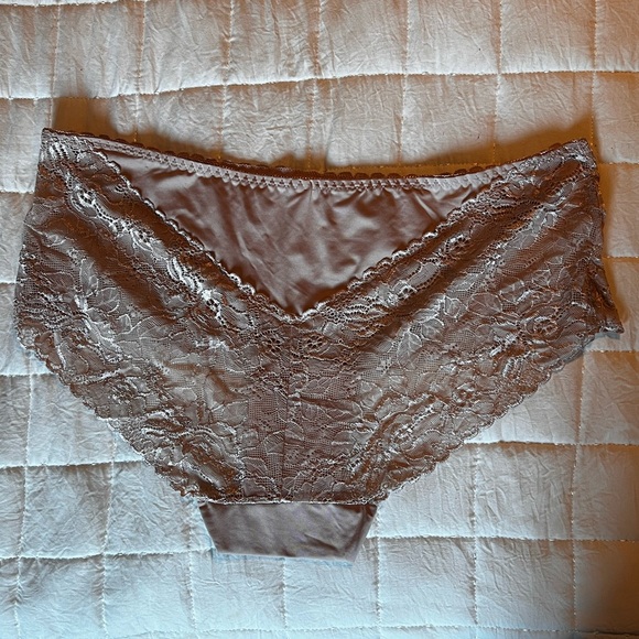 Pretty lace underwear - Picture 3 of 3